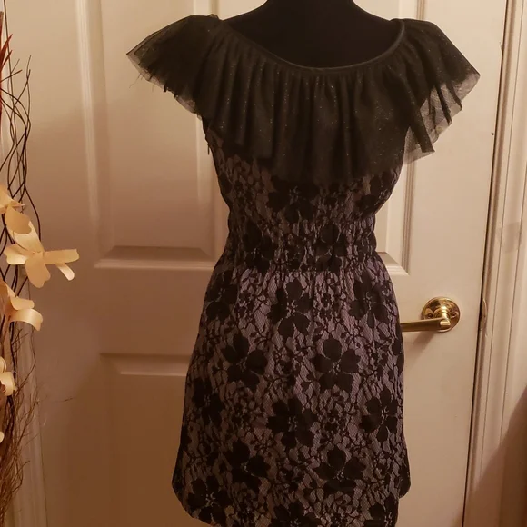 Cute Embroidery Flower Black Lace  Dress Petite 🖤 - Picture 4 of 4